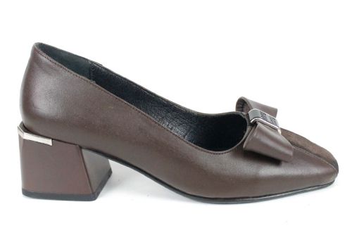 pantofi eleganți damă din piele naturală și velur maro cu fundiță decorativă și toc stabil cu detaliu metalic