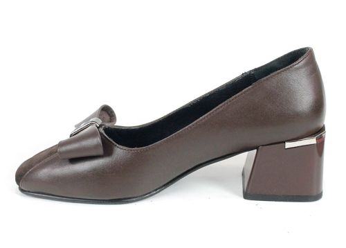 pantofi eleganți damă din piele naturală și velur maro cu fundiță decorativă și toc stabil cu detaliu metalic