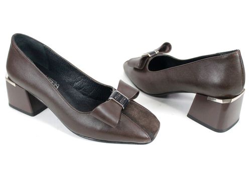 pantofi eleganți damă din piele naturală și velur maro cu fundiță decorativă și toc stabil cu detaliu metalic