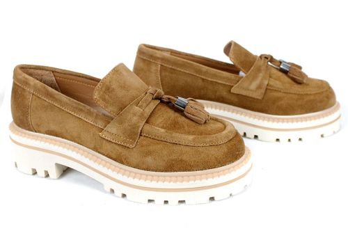 loafers damă din velur natural culoare scorțișoară cu talpă bej deschis cusută și ciucuri decorativi cu detalii metalice