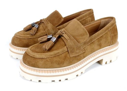 loafers damă din velur natural culoare scorțișoară cu talpă bej deschis cusută și ciucuri decorativi cu detalii metalice