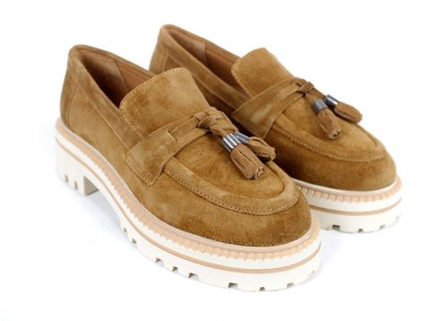 loafers damă din velur natural culoare scorțișoară cu talpă bej deschis cusută și ciucuri decorativi cu detalii metalice