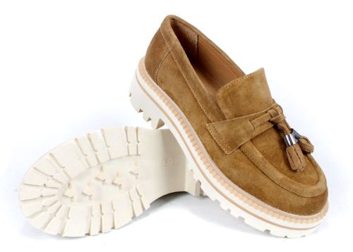loafers damă din velur natural culoare scorțișoară cu talpă bej deschis cusută și ciucuri decorativi cu detalii metalice