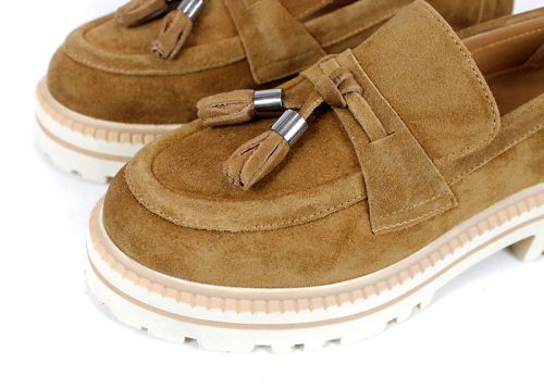 loafers damă din velur natural culoare scorțișoară cu talpă bej deschis cusută și ciucuri decorativi cu detalii metalice