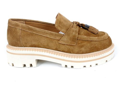 loafers damă din velur natural culoare scorțișoară cu talpă bej deschis cusută și ciucuri decorativi cu detalii metalice
