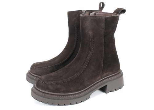 Botine damă Luce Velluto din piele naturală întoarsă maro închis, cu interior din pluș și talpă groasă de iarnă – eleganță și confort modern.