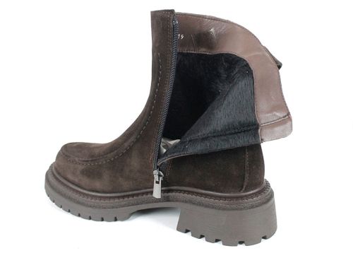 Botine damă Luce Velluto din piele naturală întoarsă maro închis, cu interior din pluș și talpă groasă de iarnă – eleganță și confort modern.