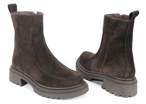 Botine damă Luce Velluto din piele naturală întoarsă maro închis, cu interior din pluș și talpă groasă de iarnă – eleganță și confort modern.