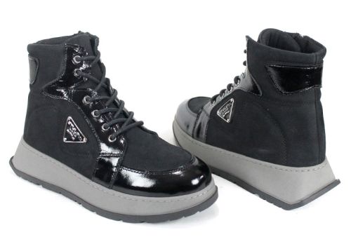 Botine sport damă Astra Nero din piele naturală nubuc și lac, culoare neagră, cu talpă gri contrastantă și interior din tricot.