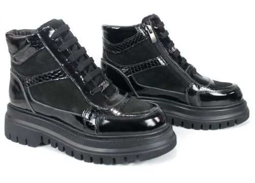 Botine sport damă Bronza Nero din piele naturală întoarsă și lac negru cu imprimeu tip șarpe și talpă înaltă.