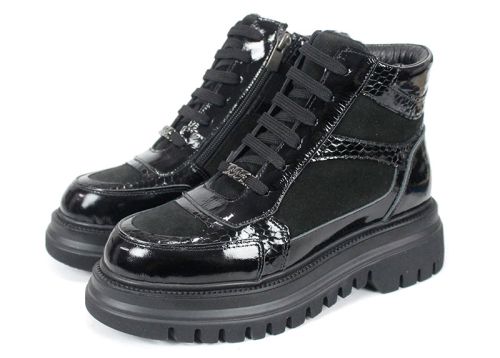 Botine sport damă Bronza Nero din piele naturală întoarsă și lac negru cu imprimeu tip șarpe și talpă înaltă.