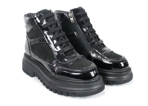 Botine sport damă Bronza Nero din piele naturală întoarsă și lac negru cu imprimeu tip șarpe și talpă înaltă.