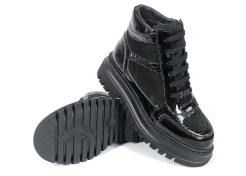 Botine sport damă Bronza Nero din piele naturală întoarsă și lac negru cu imprimeu tip șarpe și talpă înaltă.