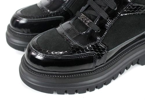 Botine sport damă Bronza Nero din piele naturală întoarsă și lac negru cu imprimeu tip șarpe și talpă înaltă.