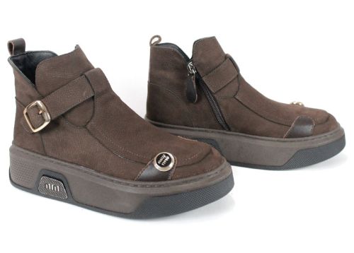 ghete moderne de damă Dona Forte din piele naturală nubuc maro închis, cu elemente decorative, talpă bicoloră și interior călduros