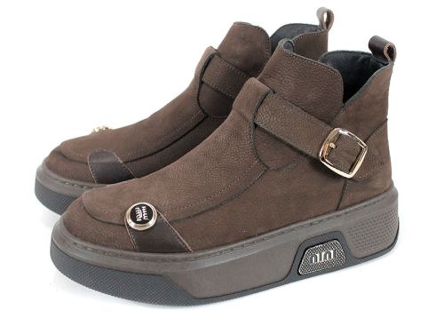 ghete moderne de damă Dona Forte din piele naturală nubuc maro închis, cu elemente decorative, talpă bicoloră și interior călduros