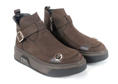 ghete moderne de damă Dona Forte din piele naturală nubuc maro închis, cu elemente decorative, talpă bicoloră și interior călduros