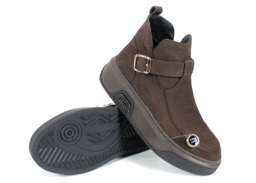 ghete moderne de damă Dona Forte din piele naturală nubuc maro închis, cu elemente decorative, talpă bicoloră și interior călduros