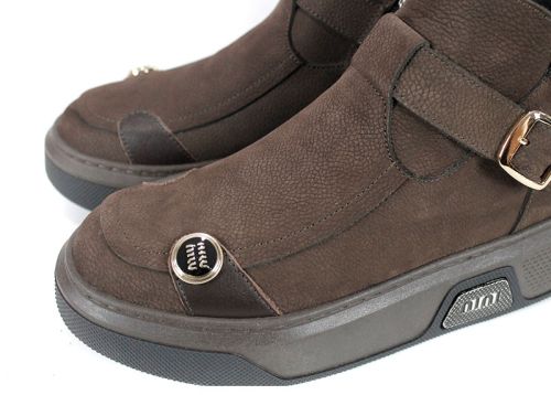 ghete moderne de damă Dona Forte din piele naturală nubuc maro închis, cu elemente decorative, talpă bicoloră și interior călduros