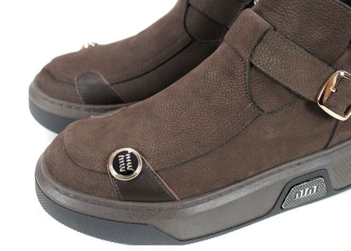 ghete moderne de damă Dona Forte din piele naturală nubuc maro închis, cu elemente decorative, talpă bicoloră și interior călduros