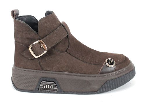 ghete moderne de damă Dona Forte din piele naturală nubuc maro închis, cu elemente decorative, talpă bicoloră și interior călduros