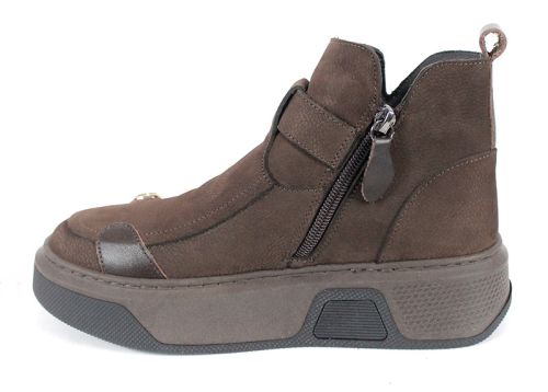 ghete moderne de damă Dona Forte din piele naturală nubuc maro închis, cu elemente decorative, talpă bicoloră și interior călduros