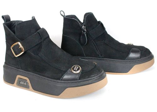 ghete moderne de damă Dona Forte din piele naturală nubuc neagră cu detalii decorative, talpă bicoloră și branț din piele