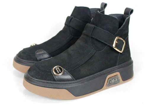 ghete moderne de damă Dona Forte din piele naturală nubuc neagră cu detalii decorative, talpă bicoloră și branț din piele