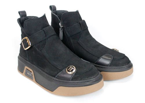 ghete moderne de damă Dona Forte din piele naturală nubuc neagră cu detalii decorative, talpă bicoloră și branț din piele