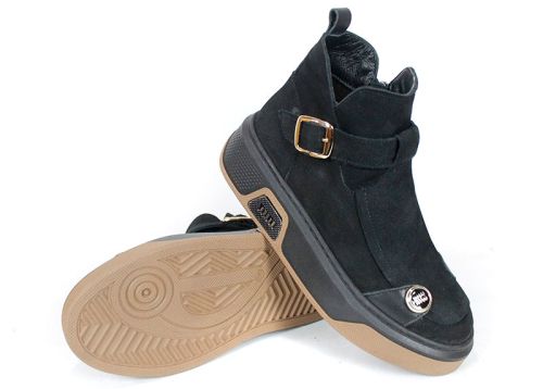 ghete moderne de damă Dona Forte din piele naturală nubuc neagră cu detalii decorative, talpă bicoloră și branț din piele