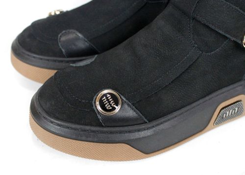 ghete moderne de damă Dona Forte din piele naturală nubuc neagră cu detalii decorative, talpă bicoloră și branț din piele