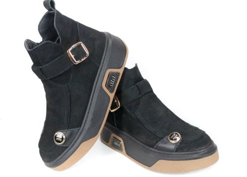 ghete moderne de damă Dona Forte din piele naturală nubuc neagră cu detalii decorative, talpă bicoloră și branț din piele