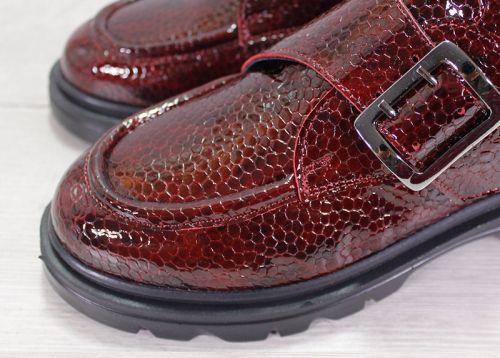 Mocasini de dama cu efect croco din lac natural in visiniu - model Croco Shine Loafer