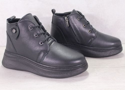 Дамски зимни кларкове от черна кожа с лачен аксесоар - модел Winter Glossy Clarks